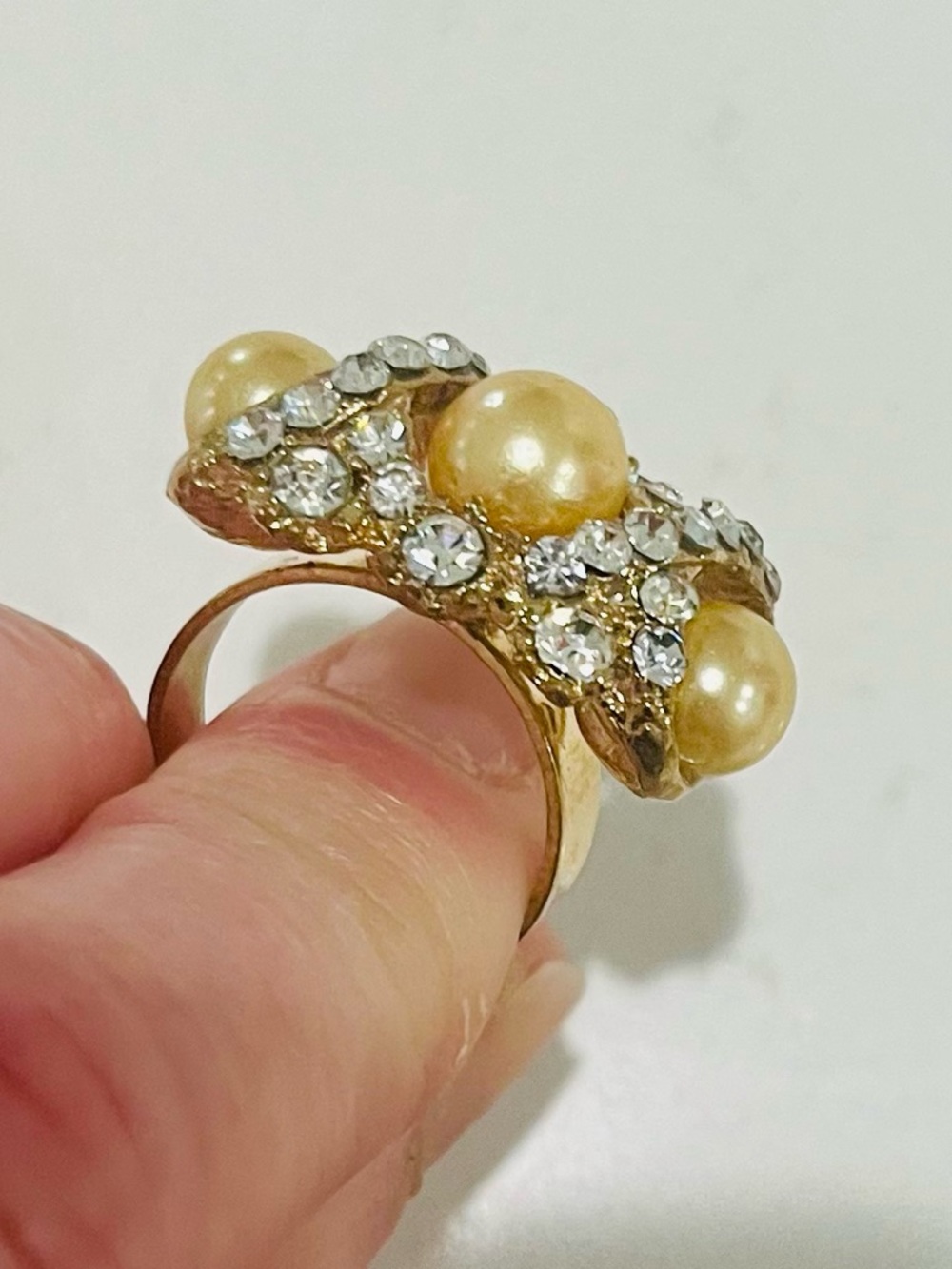Vintage Style Pearl Rhinestone Cocktail Ring Gold Tone Adjustable Size 7 - Picture 14 of 16